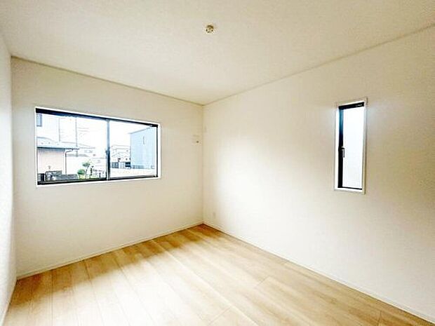 【リビング以外の居室】２面採光を施した為、窓を開放すれば気持ちの良い風が入り込んできます。