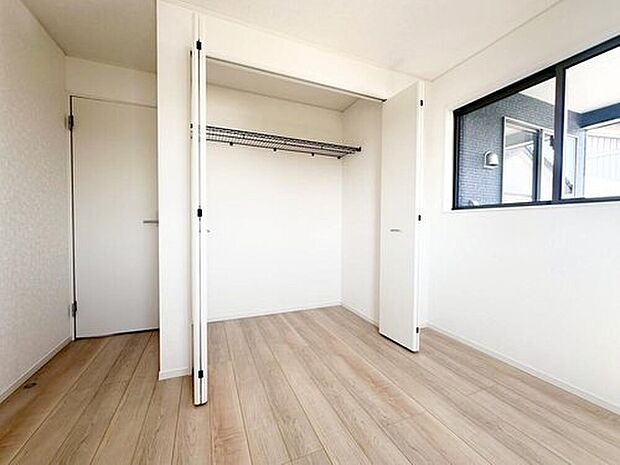 【収納】２号棟
各居室に収納を設けました！お洋服をたくさんお持ちの方でもたっぷり収納できます。お部屋を最大限広くご活用いただけます♪