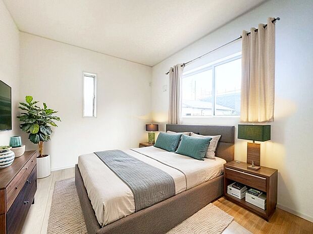 【リビング以外の居室】１号棟
２面採光を施した為、晴れの日の日中はいつも明るい室内に。（現況の物件写真に、CG による画像処理を行っています。家具、家電、照明器具、小物、カーテン、その他のイメージはCG です。）