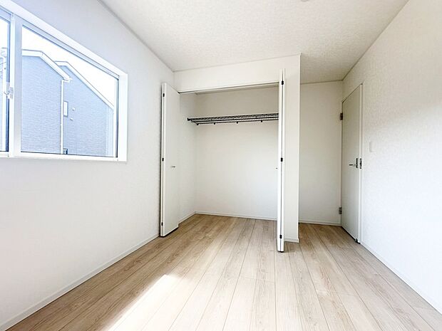 【収納】１号棟
各居室に収納を設けました！お洋服をたくさんお持ちの方でもたっぷり収納できます。お部屋を最大限広くご活用いただけます♪