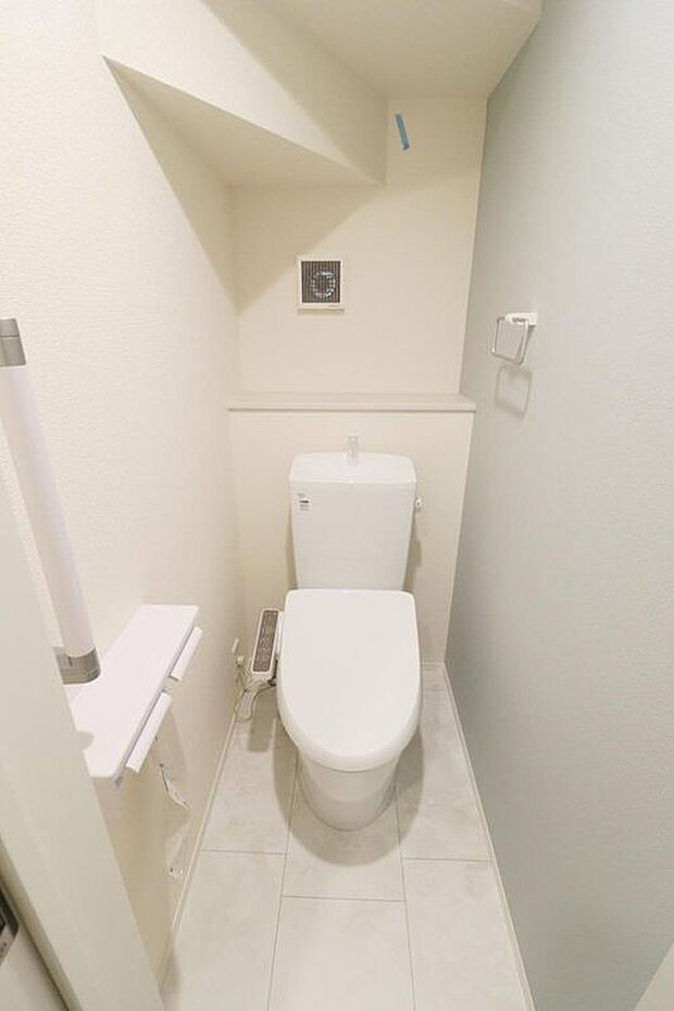 【トイレ】2号棟
1階2階ともにウォシュレット付きのトイレとなっております。