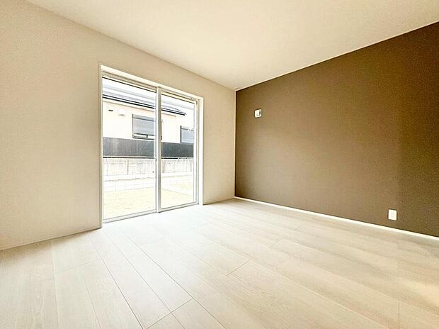 【リビング以外の居室】2号棟
2面採光を施した為、晴れの日の日中はいつも明るい室内に。窓を開放すれば気持ちの良い風が入り込んできます。