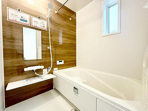 【浴室】2号棟
1坪以上広さを設けた浴室で、ゆったりバスタイム。お子様と一緒に入るにも充分な広さです。一日の疲れを癒せます☆