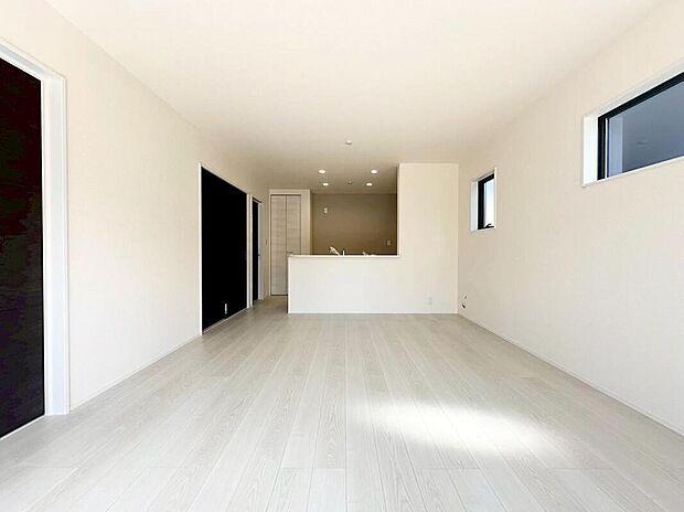 【リビング】約15.75帖の明るいリビング♪対面式キッチンは、家事をしながら家族の様子が一目でわかる安心&便利設備♪