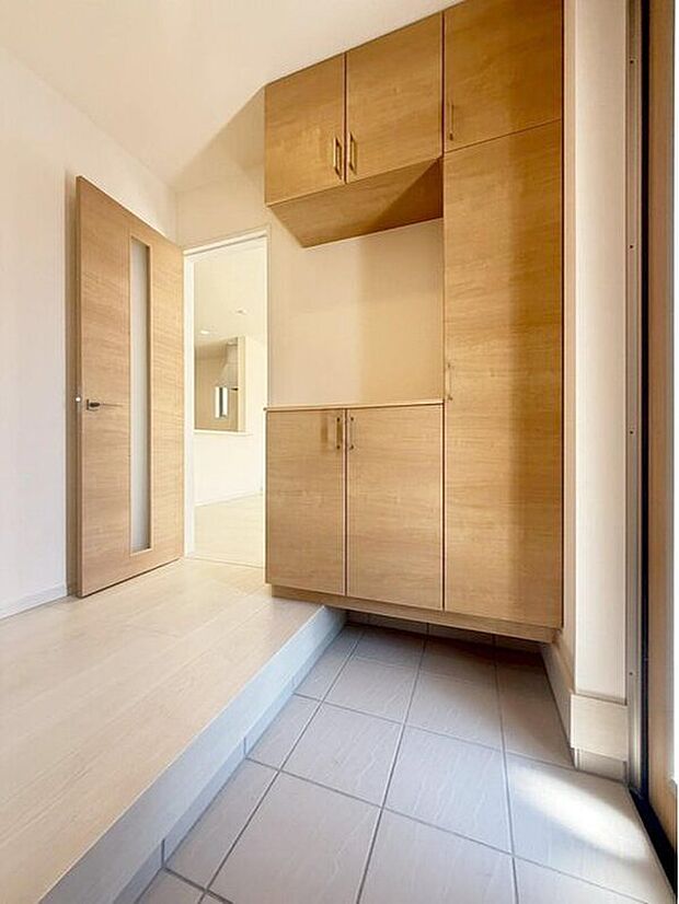 【玄関】お家に出会う人々を迎える玄関だからこそ広々清潔感溢れる空間にしたいものです。便利な下駄箱収納付きで散らかりがちな玄関もすっきりと片付きます♪