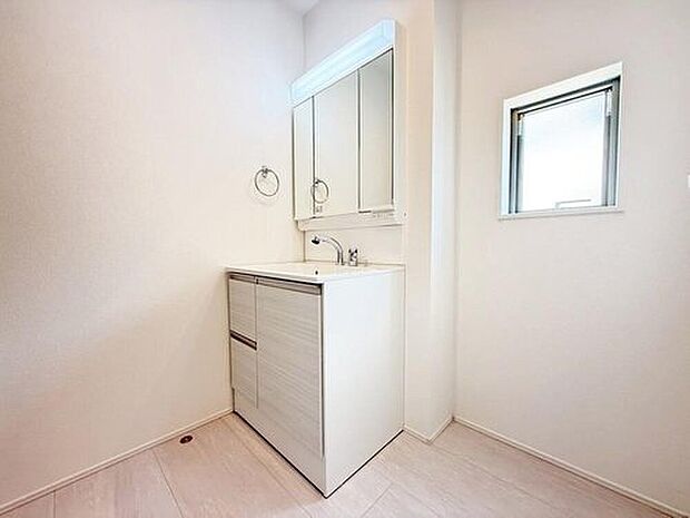 【洗面所(2号棟)】暮らしを快適にする三面鏡仕様の洗面化粧台。収納力と機能性に優れた使いやすい設備で、忙しい朝の身支度もスムーズに◎