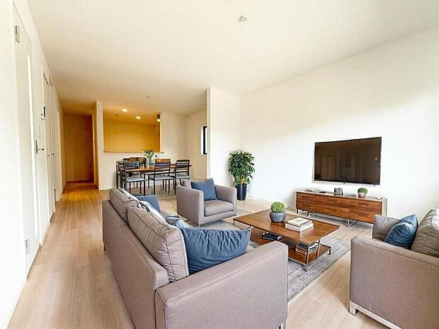 【リビング】１号棟
約２０帖の明るいリビング♪（現況の物件写真に、CG による画像処理を行っています。家具、家電、照明器具、小物、カーテン、その他のイメージはCG です。）