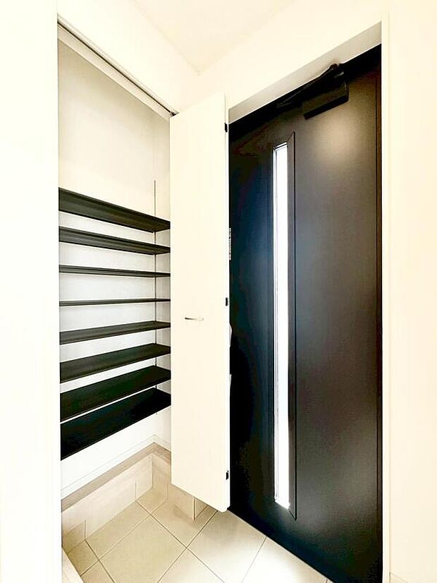 【玄関】1号棟
明るくて清潔感溢れる玄関。便利な下駄箱収納付きです♪散らかりがちな玄関もすっきりと片付きます。