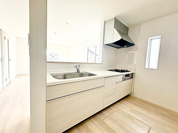 【キッチン】1号棟
収納力豊富なシステムキッチン。大型スライド収納付きで、すっきり片付けやすいキッチンです。床下収納もついています!