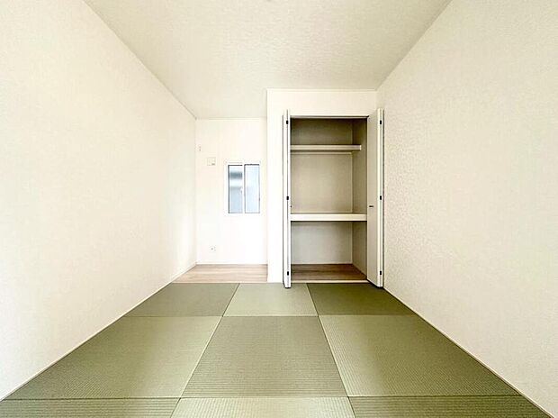 【和室】1号棟
リビングに隣接したホッと落ち着く約5.2帖の和室。キッズスペースや書斎としても使えて何かと便利なスペースです♪