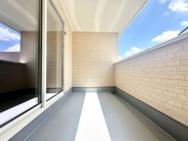 【バルコニー】１号棟
奥行を広めに取った南向きバルコニー。家族分の洗濯物もしっかり干せます。日当たりも良く、毎日のお洗濯が楽しくなりそう♪