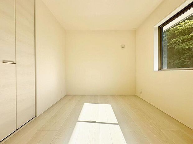 【リビング以外の居室】１号棟
リビングの続き間にある４．５帖の洋室。キッズスペースや書斎としても使えて何かと便利な居室です♪