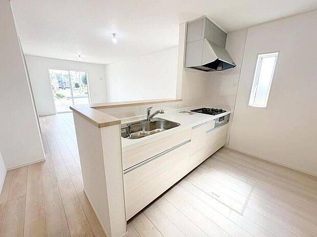 【キッチン】１号棟
収納力豊富なシステムキッチン。大型スライド収納付きで、すっきり片付けやすいキッチンです。床下収納もついています！