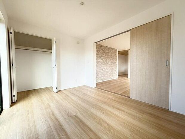 【リビング以外の居室】１号棟
リビングの続き間にある約６．０帖の洋室。キッズスペースや書斎としても使えて何かと便利な居室です♪クローゼットも完備。