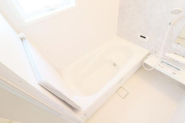 【浴室(1号棟)】1坪以上広さを設けた浴室で、ゆったりバスタイム。お子様と一緒に入るにも充分な広さです。一日の疲れを癒せます☆