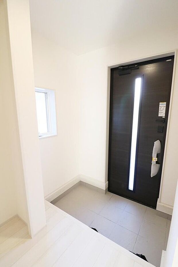 【玄関(1号棟)】お家に出会う人々を迎える玄関だからこそ広々清潔感溢れる空間にしたいものです。便利な下駄箱収納付きで散らかりがちな玄関もすっきりと片付きます♪