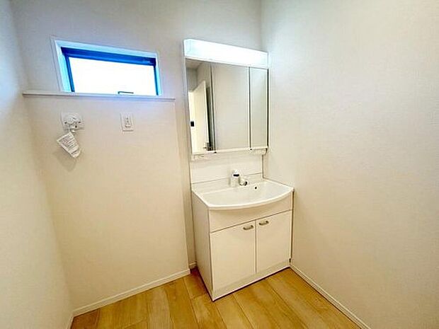 【洗面台・洗面所】２号棟
暮らしを快適にする三面鏡仕様の洗面化粧台。収納力と機能性に優れた使いやすい設備で、忙しい朝の身支度もスムーズに♪