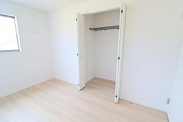 【収納】３号棟
各居室に収納を完備しておりますので、いつでもお部屋をすっきりとお使い頂けそうです。自分好みのインテリアやレイアウトを考えるのも楽しみです。