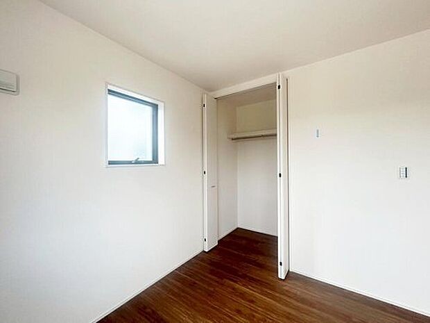 【収納】各居室に収納を設けました!お洋服をたくさんお持ちの方でもたっぷり収納できます。お部屋を最大限広くご活用いただけます♪