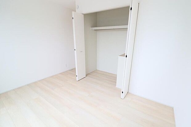 【収納】A号棟
各居室に収納を設けました!お洋服をたくさんお持ちの方でもたっぷり収納できます。お部屋を最大限広くご活用いただけます◎