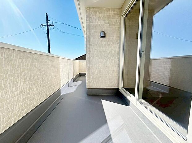 【バルコニー】１号棟
奥行を広めに取った南向きバルコニー。家族分の洗濯物もしっかり干せます。日当たりも良く、毎日のお洗濯が楽しくなりそう♪