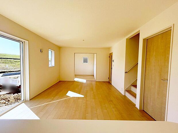 【リビング】１号棟
明るい雰囲気が心地いいリビング♪採光良好です！家族団らんの時間も増えそうなくつろぎの場所になりそう♪