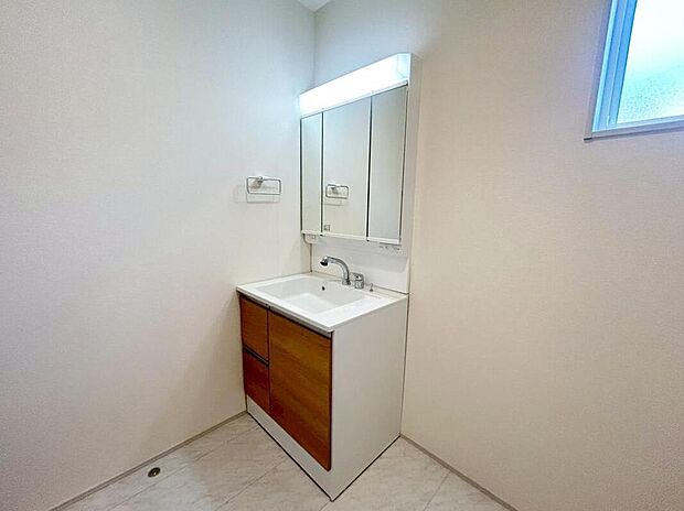 【洗面台・洗面所】１号棟
暮らしを快適にする三面鏡仕様の洗面化粧台。収納力と機能性に優れた使いやすい設備で、忙しい朝の身支度もスムーズに◎