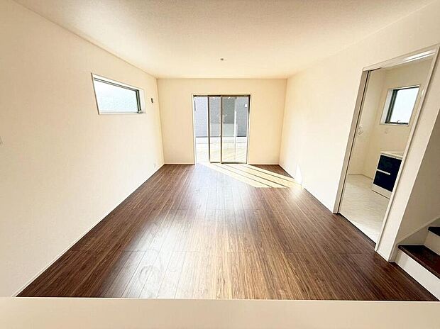 【リビング】１号棟
明るい雰囲気が心地いいリビング♪採光良好です！家族団らんの時間も増えそうなくつろぎの場所になりそう♪