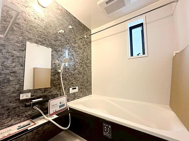 【浴室】１号棟
１坪以上広さを設けた浴室で、ゆったりバスタイム。お子様と一緒に入るにも充分な広さです。一日の疲れを癒せます☆