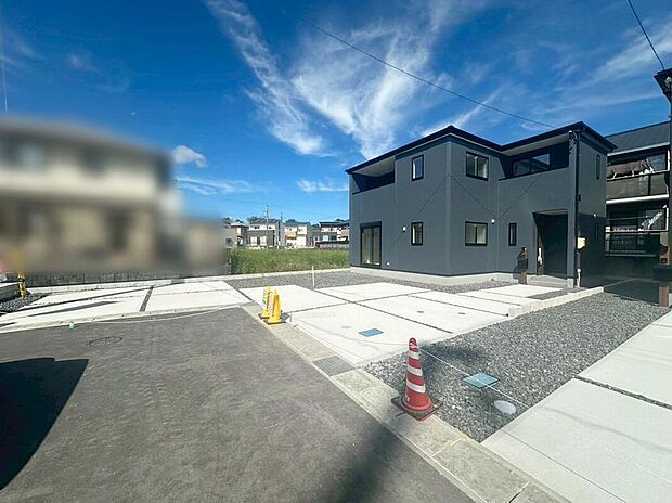 【駐車場】１号棟
並列に２台駐車ができる　カースペースを確保しました。来客時も安心です♪セカンドカー用にもお使い頂けます。