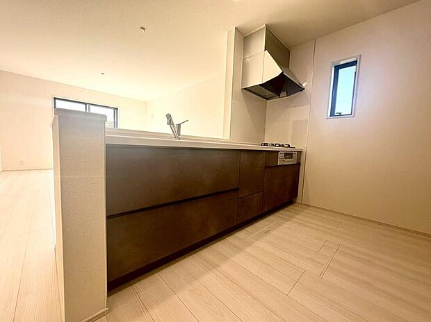 【キッチン】１号棟
収納力豊富なシステムキッチン。大型スライド収納付きで、すっきり片付けやすいキッチンです。床下収納もついています♪