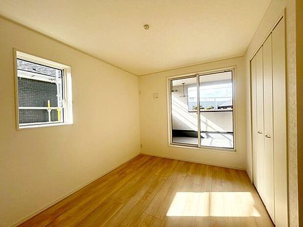 【リビング以外の居室】１号棟
２面採光を施した為、晴れの日の日中はいつも明るい室内に。窓を開放すれば気持ちの良い風が入り込んできます。