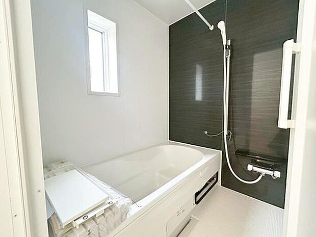 【浴室】１号棟
１坪以上広さを設けた浴室で、ゆったりバスタイム♪お子様と一緒に入るにも充分な広さです。一日の疲れを癒せます☆