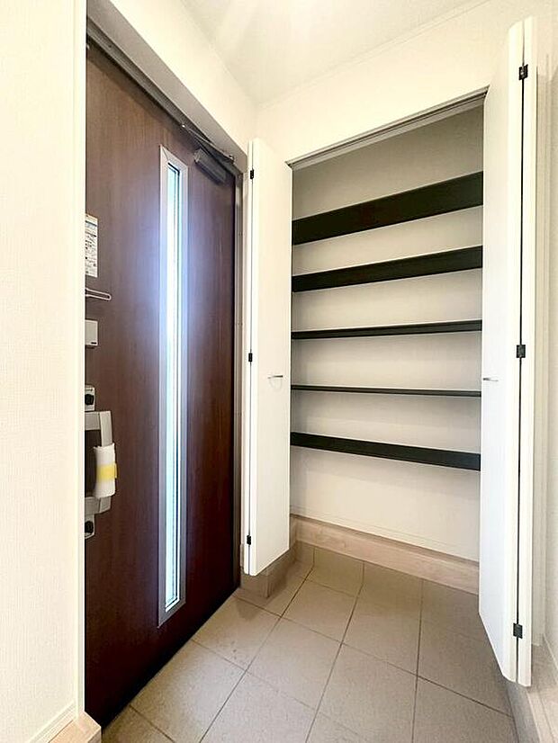 【玄関】明るくて清潔感溢れる玄関。便利な下駄箱収納付きです♪散らかりがちな玄関もすっきりと片付きます。　