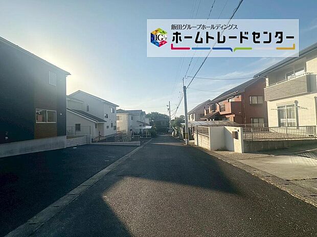 【前面道路含む現地写真】前面は北側６．０３ｍ道路です。交通量も少なくゆとりがあり、落ち着いて駐車を行える環境になっております♪