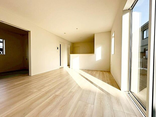 【リビング】約１６帖の明るいリビング♪対面式キッチンは、家事をしながら家族の様子が一目でわかる安心＆便利設備♪　