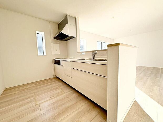 【キッチン】収納力豊富なシステムキッチン。大型スライド収納付きで、すっきり片付けやすいキッチンです。床下収納もついています！