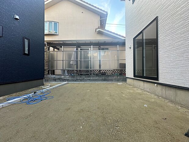 【庭】１号棟
南側には、お庭がございます♪お子様の遊び場やガーデニング・家庭菜園、BBQなどお好みにおうち時間をお楽しみいただけます♪