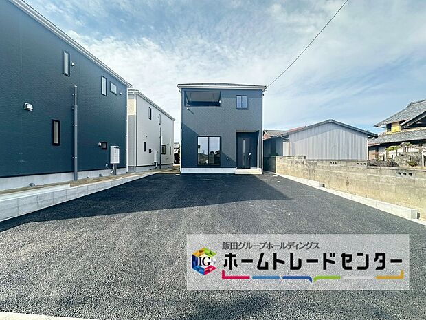【現地外観写真】1号棟
一戸建ての大きなメリットは、「自分の土地」を自由に使えること。好きなペットが飼えるほか、ガーデニングやDIY、車やバイクの手入れなど様々な趣味を楽しめます♪