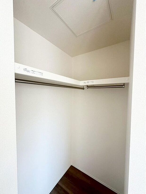 【収納】2号棟
大きな荷物も収納可能なウォークインクローゼット付き!季節ごとの入れ替え不要な嬉しい設備になっています♪