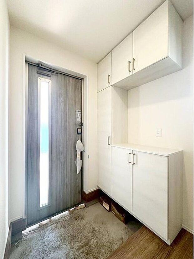 【玄関】2号棟
明るくて清潔感溢れる玄関。便利な下駄箱収納付きです♪散らかりがちな玄関もすっきりと片付きます。