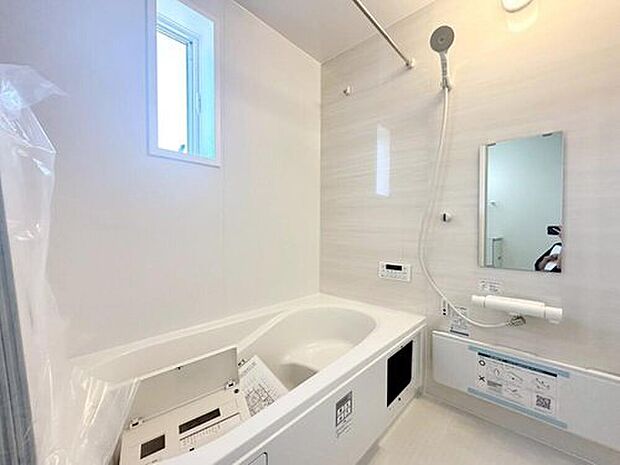 【浴室】2号棟
1坪以上広さを設けた浴室で、ゆったりバスタイム。お子様と一緒に入るにも充分な広さです。一日の疲れを癒せます☆