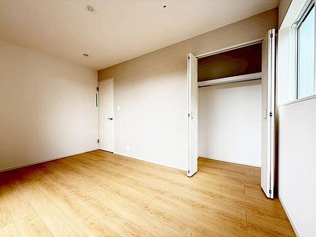 【収納】3号棟
各居室に収納を設けました!お洋服をたくさんお持ちの方でもたっぷり収納できます。お部屋を最大限広くご活用いただけます♪