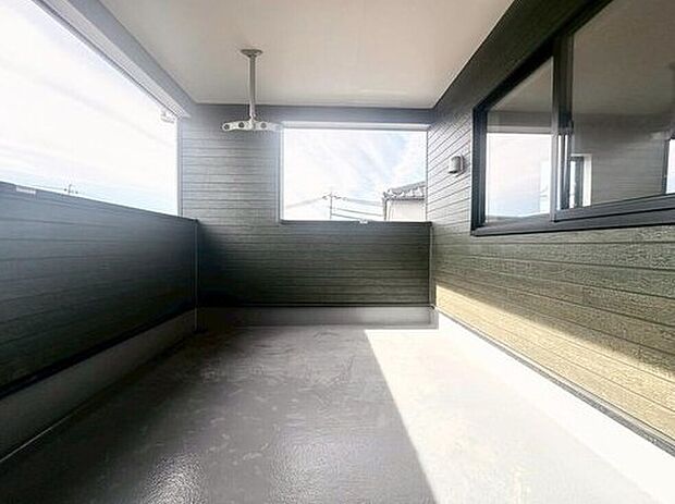 【バルコニー】１号棟
インナーバルコニーを採用しています！雨の日も洗濯物が濡れる心配がなく安心。日当たりもよく、毎日のお洗濯が楽しくなりそう♪