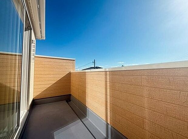 【バルコニー】１号棟
奥行を広めに取った南向きバルコニー。家族分の洗濯物もしっかり干せます。日当たりも良く、毎日のお洗濯が楽しくなりそう♪