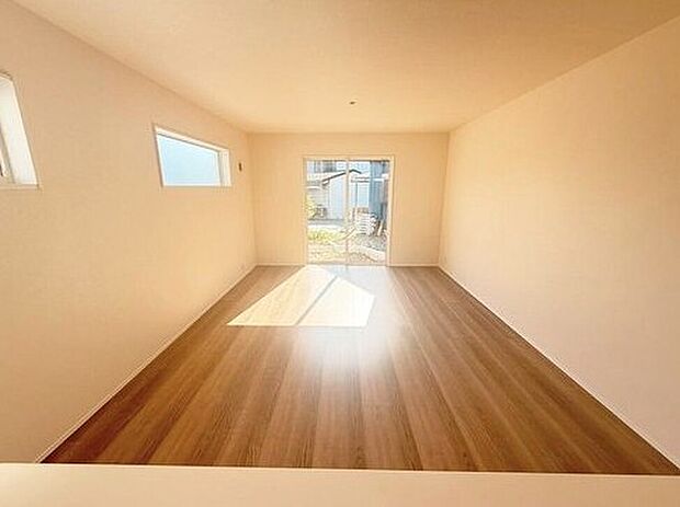 【リビング】１号棟
明るい雰囲気が心地いいリビング♪採光良好です！家族団らんの時間も増えそうなくつろぎの場所になりそう♪