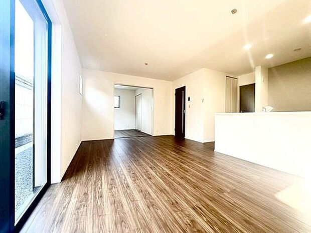 【リビング】明るい雰囲気が心地いいリビング♪採光良好です！家族団らんの時間も増えそうなくつろぎの場所になりそう♪