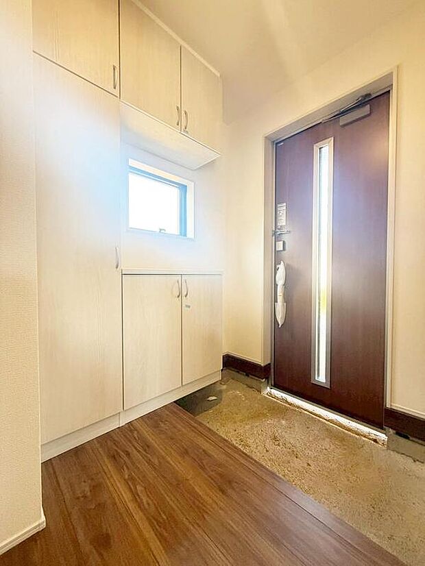 【玄関】（２号棟）
明るくて清潔感溢れる玄関。便利な下駄箱収納付きです♪散らかりがちな玄関もすっきりと片付きます。