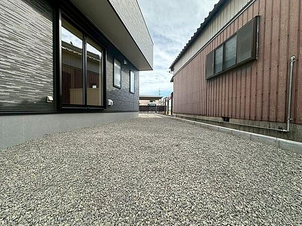 【庭】３号棟
お庭のあるおうち☆ガーデニングや家庭菜園、小さなお子様の遊び場などお好みにおうち時間をお楽しみいただけます♪