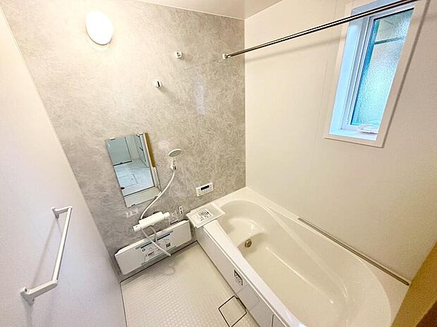 【浴室】3号棟
1坪以上広さを設けた浴室で、ゆったりバスタイム。お子様と一緒に入るにも充分な広さです。一日の疲れを癒せます☆